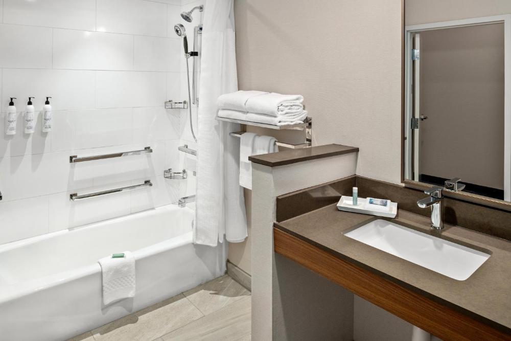 King Room - Hearing Accessible interior