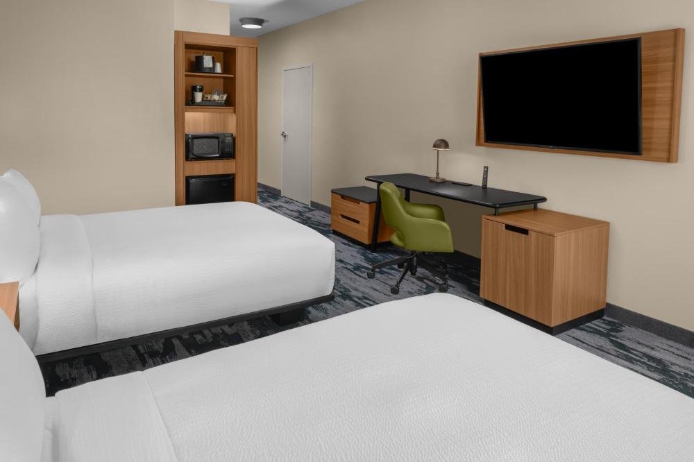 Queen Room with Two Queen Beds - Hearing Accessible interior